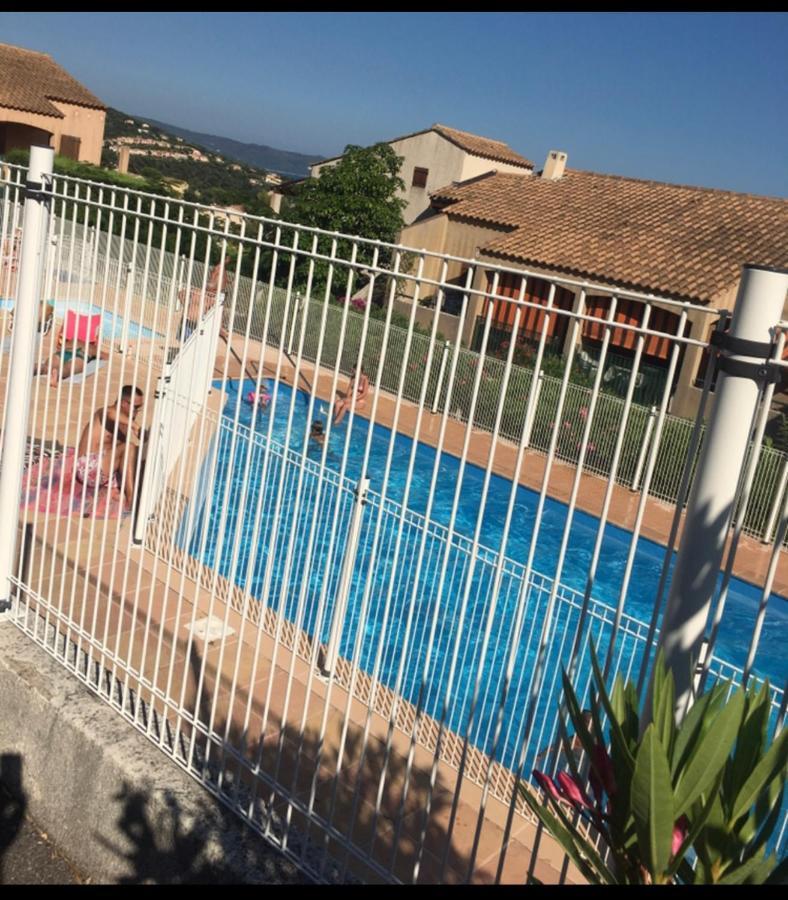CAVALAIRE vue MER au loin MAISONNETTE TOUT ÉQUIPÉE POUR 4 PERSONNES AVEC PISCINE CLIM WIFI VÉLOS TV BARBECUES Exterior foto