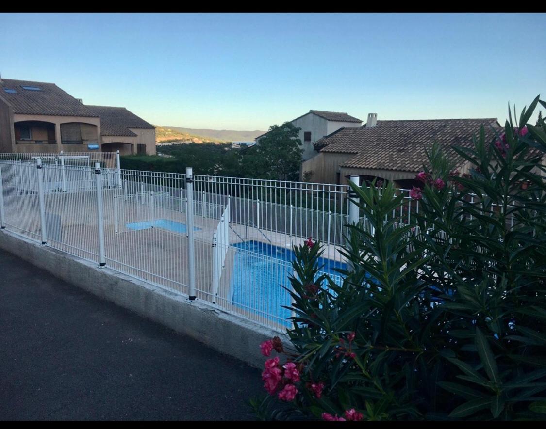 CAVALAIRE vue MER au loin MAISONNETTE TOUT ÉQUIPÉE POUR 4 PERSONNES AVEC PISCINE CLIM WIFI VÉLOS TV BARBECUES Exterior foto