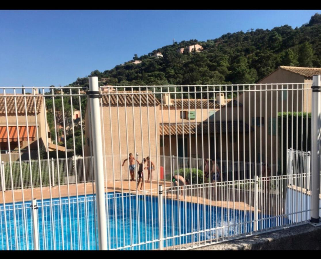 CAVALAIRE vue MER au loin MAISONNETTE TOUT ÉQUIPÉE POUR 4 PERSONNES AVEC PISCINE CLIM WIFI VÉLOS TV BARBECUES Exterior foto