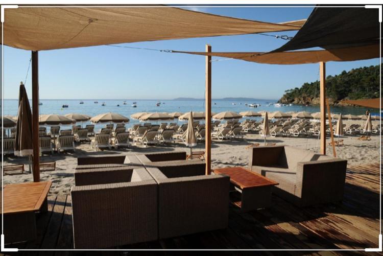 CAVALAIRE vue MER au loin MAISONNETTE TOUT ÉQUIPÉE POUR 4 PERSONNES AVEC PISCINE CLIM WIFI VÉLOS TV BARBECUES Exterior foto
