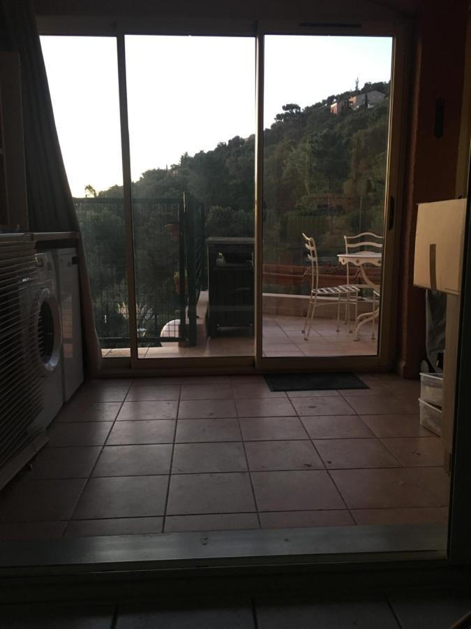 CAVALAIRE vue MER au loin MAISONNETTE TOUT ÉQUIPÉE POUR 4 PERSONNES AVEC PISCINE CLIM WIFI VÉLOS TV BARBECUES Exterior foto