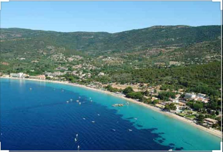 CAVALAIRE vue MER au loin MAISONNETTE TOUT ÉQUIPÉE POUR 4 PERSONNES AVEC PISCINE CLIM WIFI VÉLOS TV BARBECUES Exterior foto