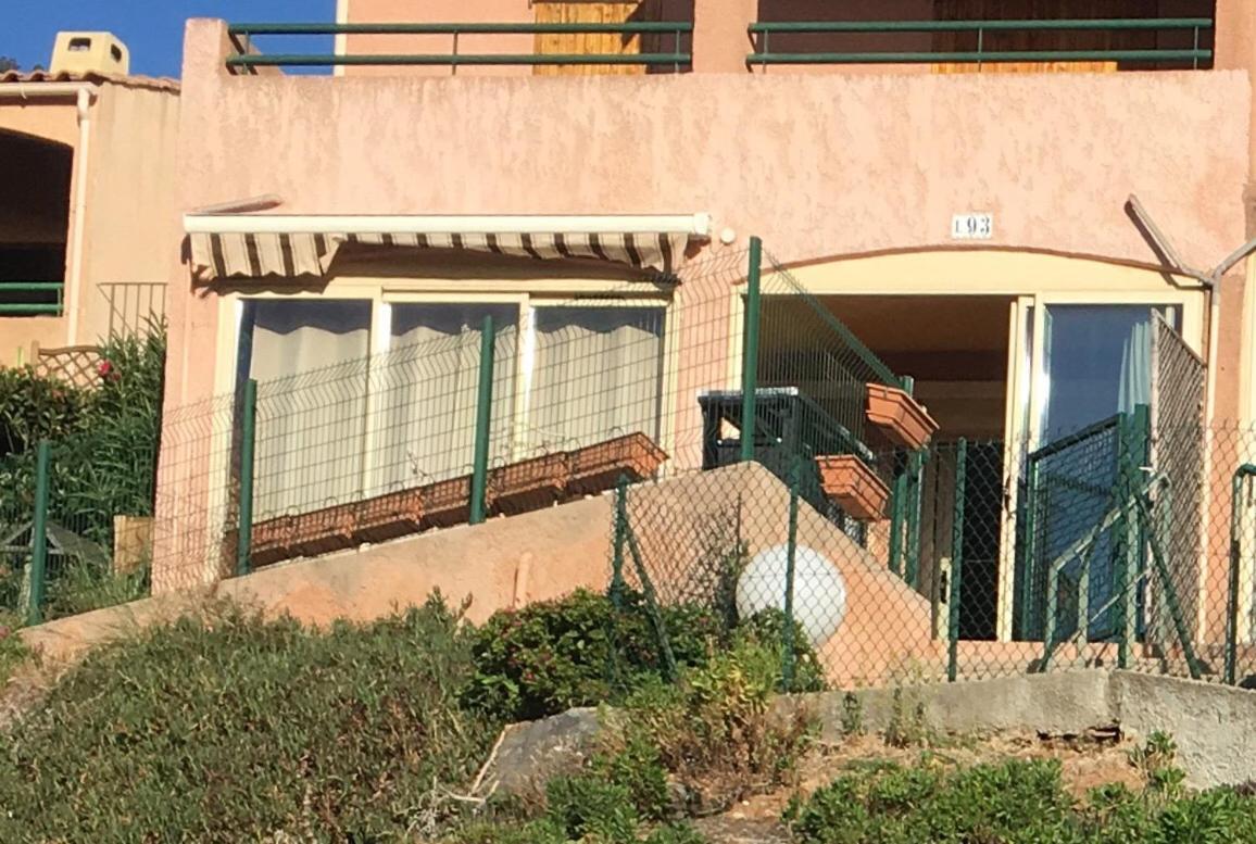 CAVALAIRE vue MER au loin MAISONNETTE TOUT ÉQUIPÉE POUR 4 PERSONNES AVEC PISCINE CLIM WIFI VÉLOS TV BARBECUES Exterior foto